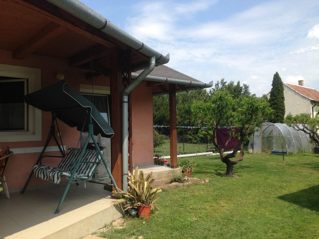 Nemeth Apartmanhaz Balatongyörök Стая снимка